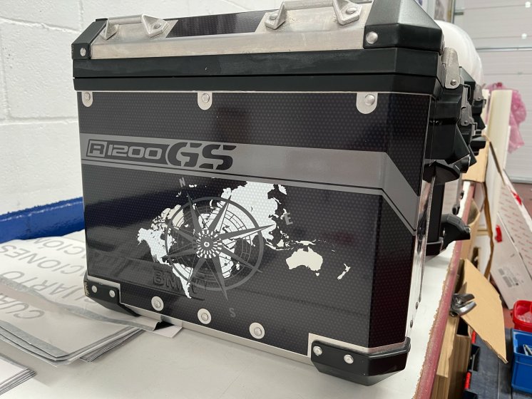 Rotulación en vinilo fundido de maletas bmw y Top case Givi de la BMW GS 1250 Adventure en Sevilla.