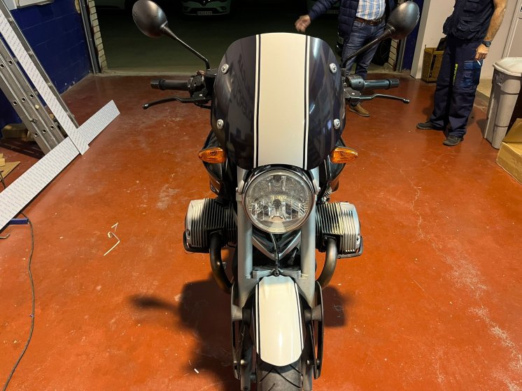 Rotulación en vinilo fundido de moto BMW R1200R en Sevilla.