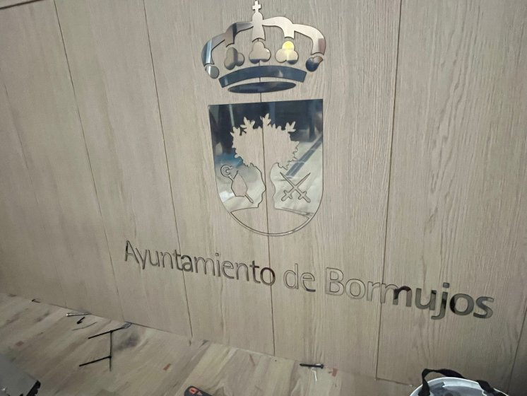 Rótulo en acero inoxidable recortado para teatro de Bormujos en Sevilla.