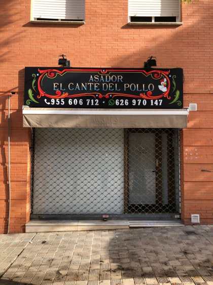 Rótulo en bandeja plegada con rotulación para el cante del pollo en Sevilla.