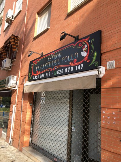 Rótulo en bandeja plegada con rotulación para el cante del pollo en Sevilla.