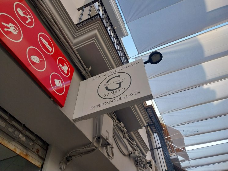 R&oacute;tulo banderola en doble bandeja plegada para Calzado Gamero en Dos Hermanas Sevilla.