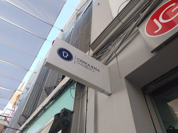 R&oacute;tulo banderola en doble bandeja plegada para Cerrajer&iacute;a Gamero en Dos Hermanas Sevilla.