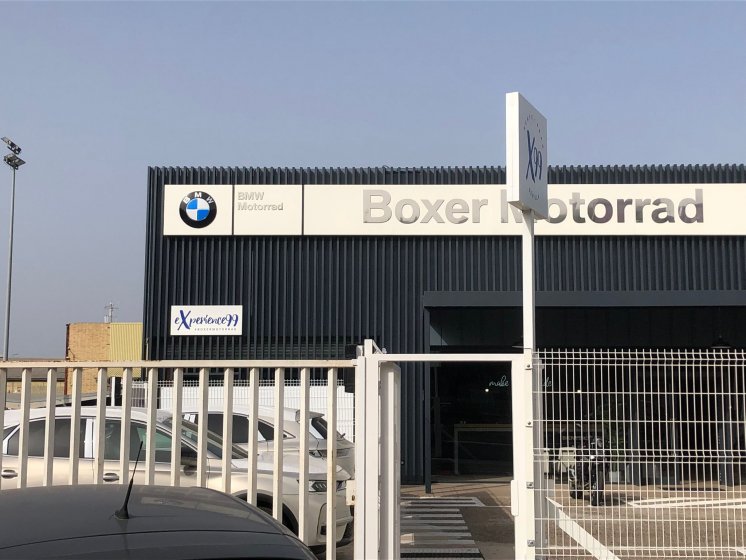 R&oacute;tulo Banderola para BMW B&oacute;xer Motorrad en Sevilla.