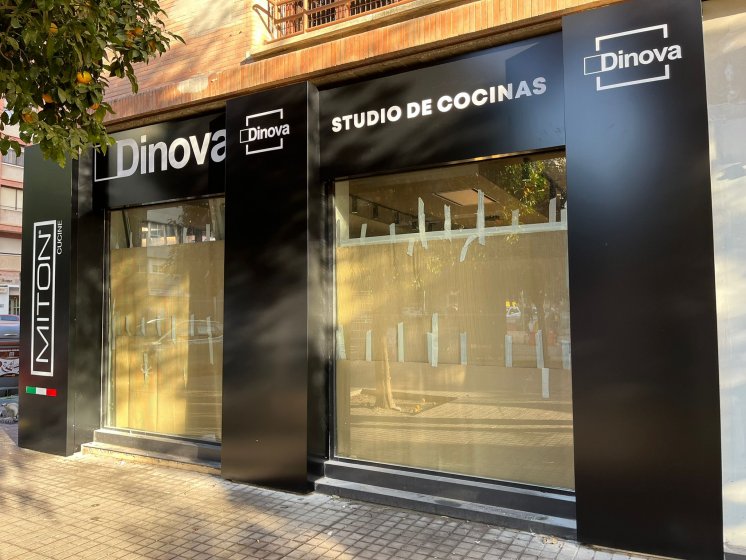 R&oacute;tulo cajas luminosas con textos calados, metacrilato y led. Cocinas Dinova en Sevilla.