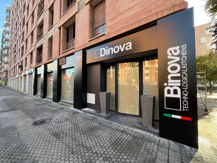 Rótulo cajas luminosas con textos calados, metacrilato y led. Cocinas Dinova en Sevilla.