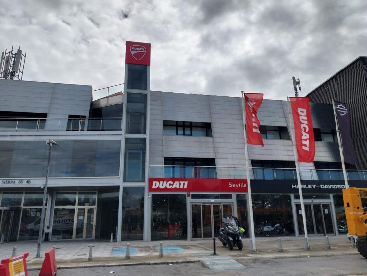 Rótulo cajas luminosas con textos calados, metacrilato y led. Ducati en Sevilla.