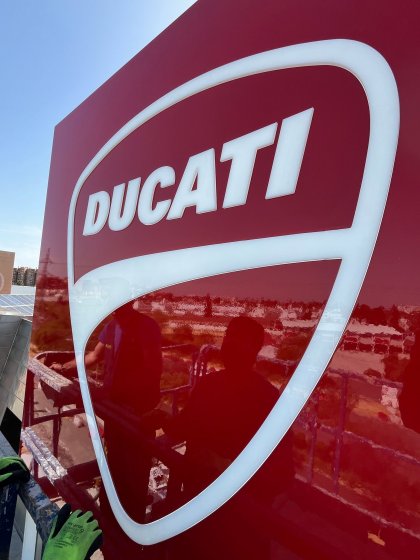 Rótulo cajas luminosas con textos calados, metacrilato y led. Ducati en Sevilla.