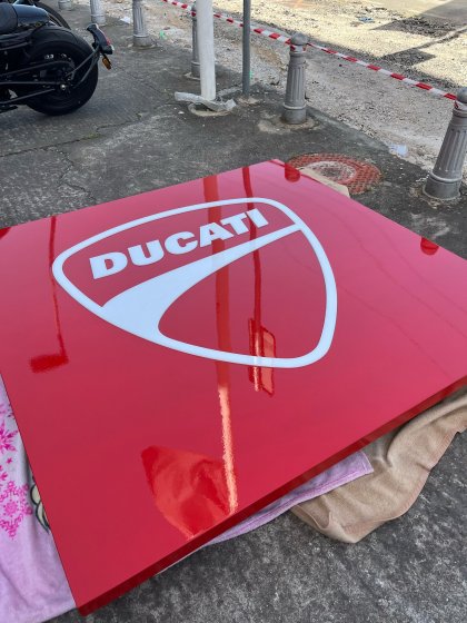Rótulo cajas luminosas con textos calados, metacrilato y led. Ducati en Sevilla.