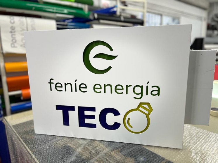 R&oacute;tulo cartel banderola a doble cara con textos calados. Teco en Sevilla.