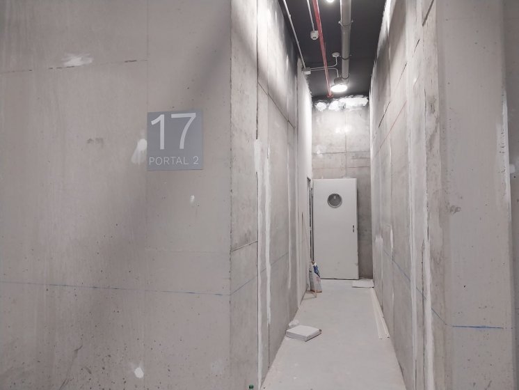 Rótulo cartel en metacrilato con vinilo calado. Trabajos para Constructora Bonifacio Solis en Málaga.