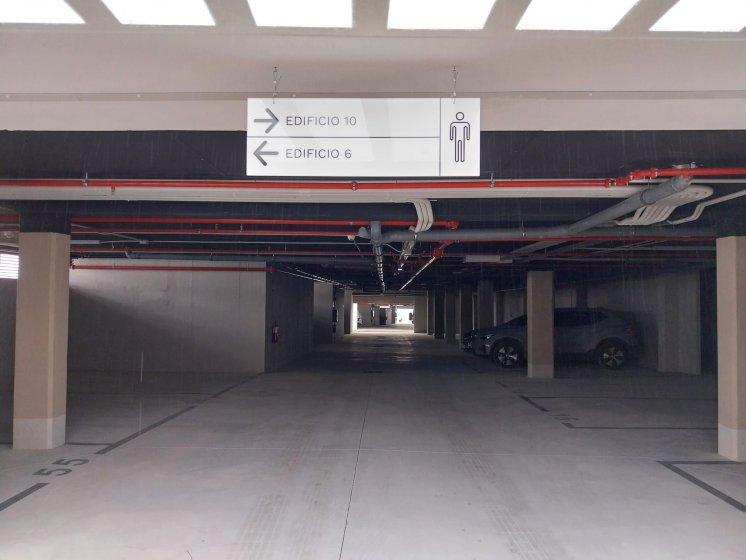 Rótulo cartel en metacrilato con vinilo calado. Trabajos para Constructora Bonifacio Solis en Málaga.