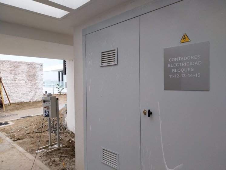 Rótulo cartel en metacrilato con vinilo calado. Trabajos para Constructora Bonifacio Solis en Málaga.