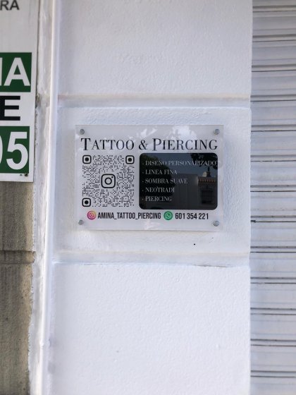 Rótulo cartel en metacrilato para horario. Amina Tatto en Montequinto Dos Hermanas.