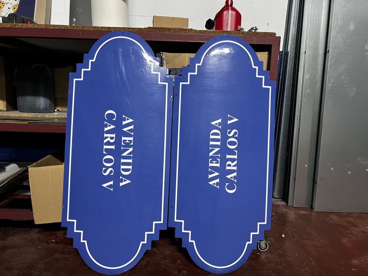 R&oacute;tulo Cartel de Se&ntilde;alizaci&oacute;n ornamental del Callejero de Sevilla. Trabajos realizados para Utre Multigesti&oacute;n en Sevilla.