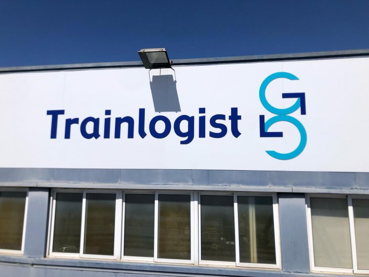 Rótulo en composite de base y letras recortadas y lacadas para Trainlogist en Dos Hermanas Sevilla.