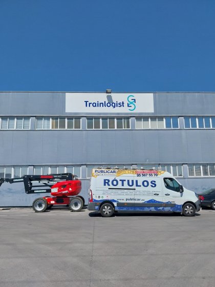 Rótulo en composite de base y letras recortadas y lacadas para Trainlogist en Dos Hermanas Sevilla.
