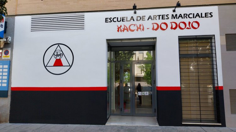 Rótulo con letras corpóreas recortadas en PVC lacado. Escuela de Artes Marciales Kachi Dodojo, En Sevilla Este.