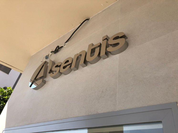 Rótulo en letras corpóreas de acero inoxidable. Asentis en Entrenúcleos, Dos Hermanas Sevilla.