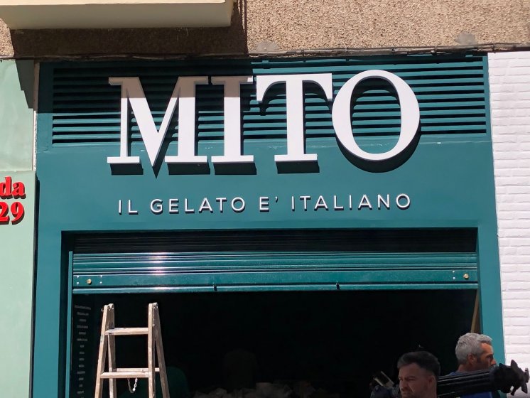 Rótulo letras corpóreas en aluminio lacado y frente de metacrilato e iluminadas con led. Mito helado italiano en Sevilla.