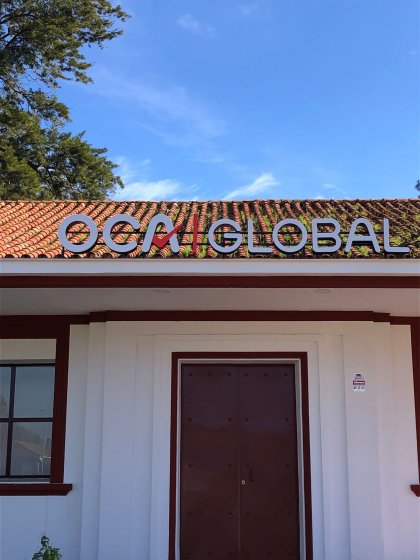 R&oacute;tulo letras corp&oacute;reas en aluminio lacado y frente de metacrilato e iluminadas con led. Para OCA Global en Sevilla.