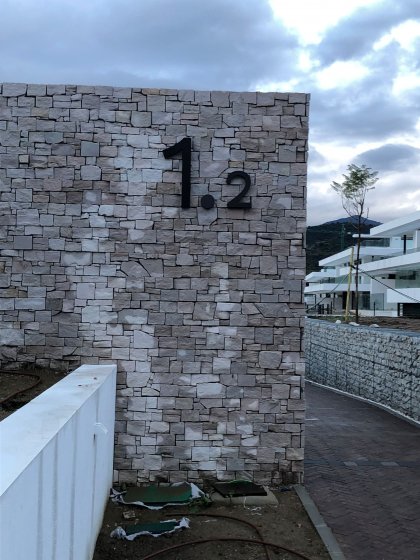 Rótulo letras corpóreas en en aluminio lacado. Para Construcciones Bonifacio Solis en Málaga.
