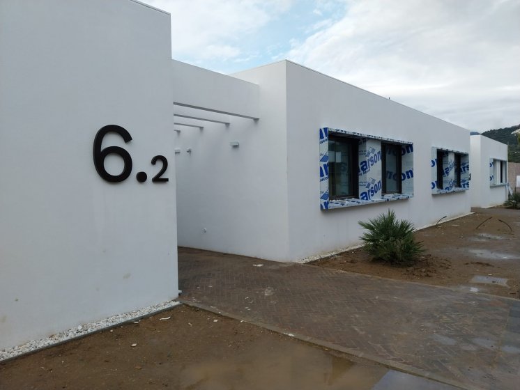Rótulo letras corpóreas en en aluminio lacado. Para Construcciones Bonifacio Solis en Málaga.