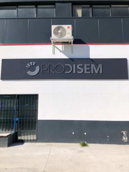 Rótulo letras corpóreas en en aluminio lacado sobre bandeja de dibón. Para Prodisem en Sevilla