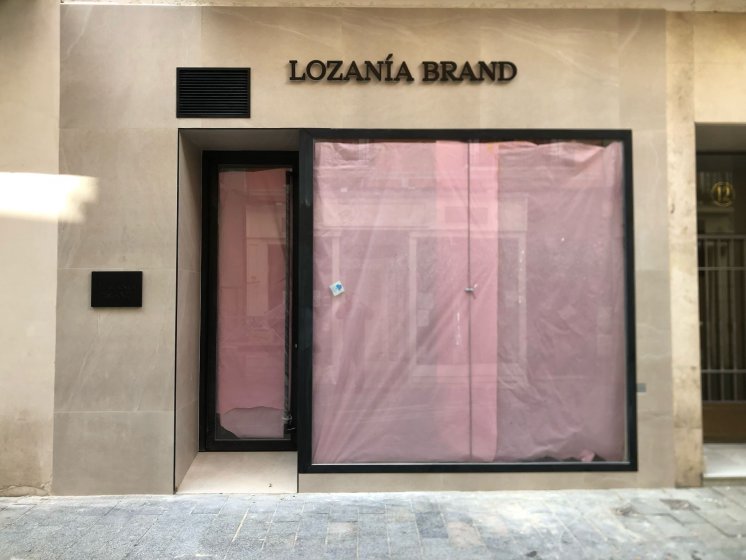 Rótulo en letras corpóreas con base de metacrilato iluminado con led para Lozanía Brand en Sevilla.