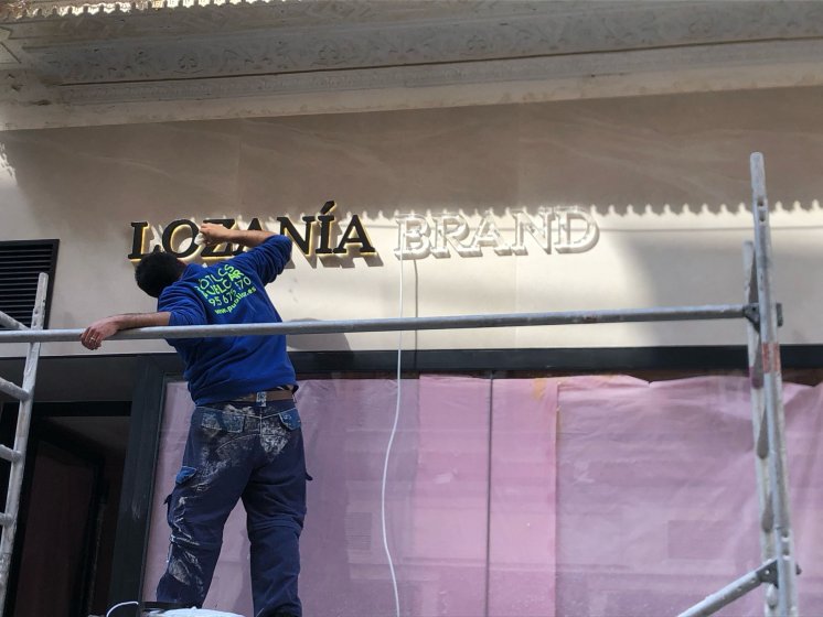 Rótulo en letras corpóreas con base de metacrilato iluminado con led para Lozanía Brand en Sevilla.