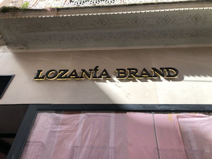 Rótulo en letras corpóreas con base de metacrilato iluminado con led para Lozanía Brand en Sevilla.