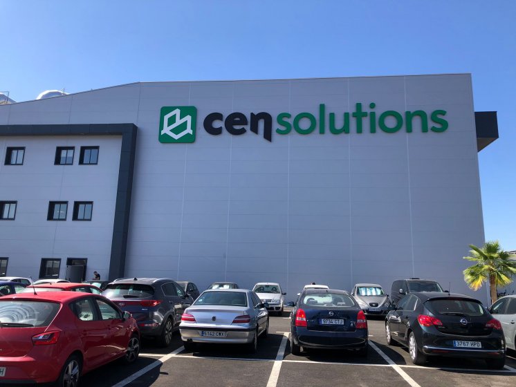 Rótulo de letras corpóreas, con tapa de metacrilato y ajunquilladas e iluminadas con led. Trabajo para Cen Solutions, Cuadros Eléctricos Nazarenos en Dos Hermanas Sevilla.