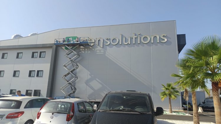 Rótulo de letras corpóreas, con tapa de metacrilato y ajunquilladas e iluminadas con led. Trabajo para Cen Solutions, Cuadros Eléctricos Nazarenos en Dos Hermanas Sevilla.