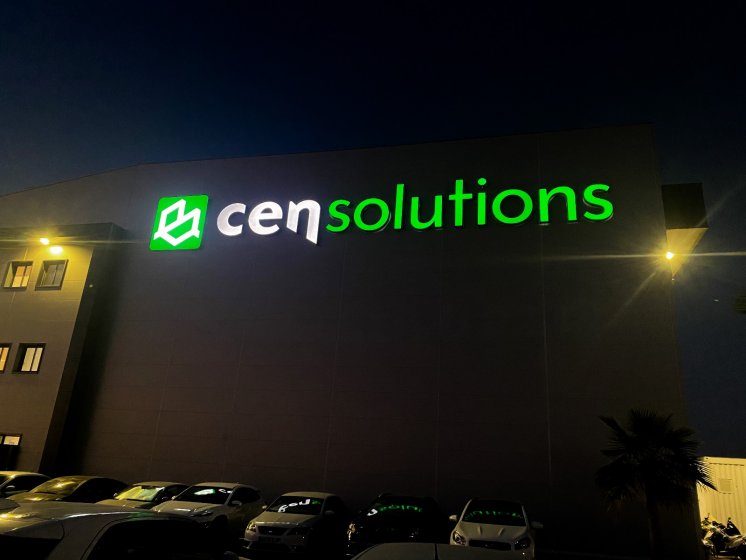 Rótulo de letras corpóreas, con tapa de metacrilato e iluminadas con led. Trabajo para Cen Solutions, Cuadros Eléctricos Nazarenos en Dos Hermanas Sevilla.