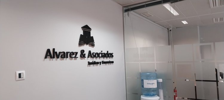 Rótulo en Letras recortadas en pvc lacado para Álvarez y Asociados en Sevilla.