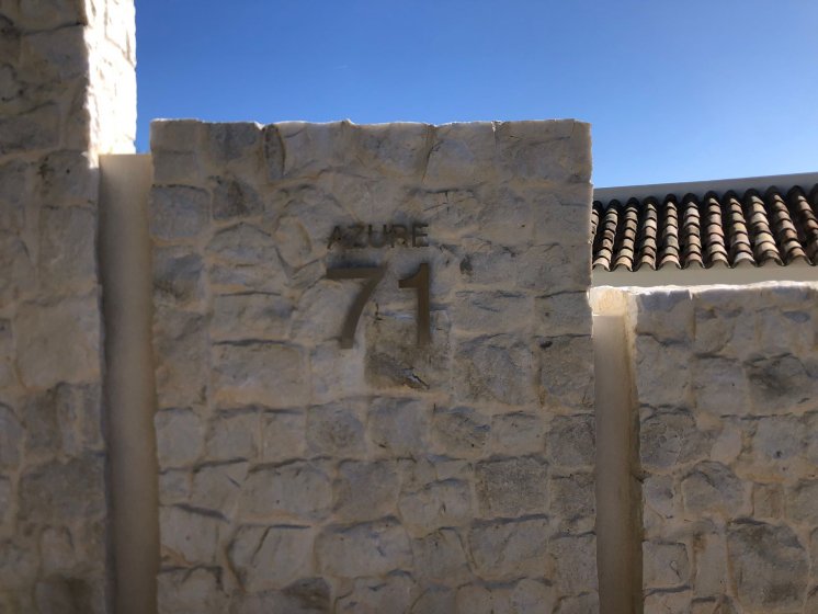Rótulo número cajeado y lacado personalizado para Bonifacio Solis en Málaga.