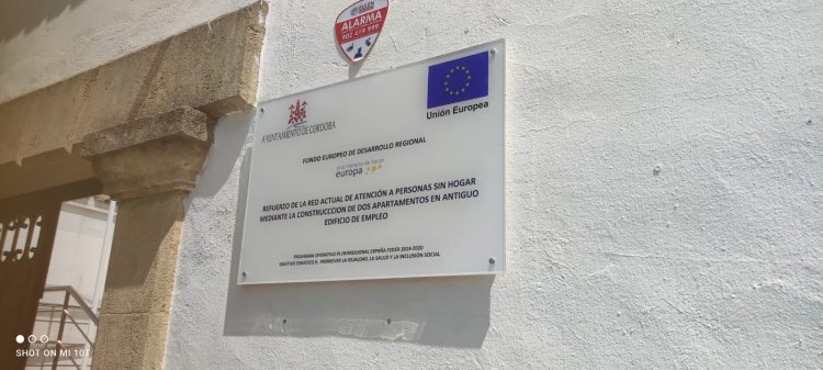 Rótulo en placa de metacrilato rotulada a la inversa. Ayuntamiento de Córdoba
