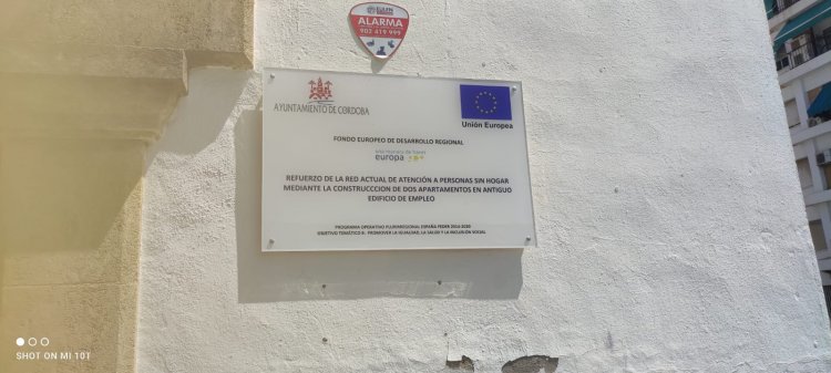 Rótulo en placa de metacrilato rotulada a la inversa. Ayuntamiento de Córdoba