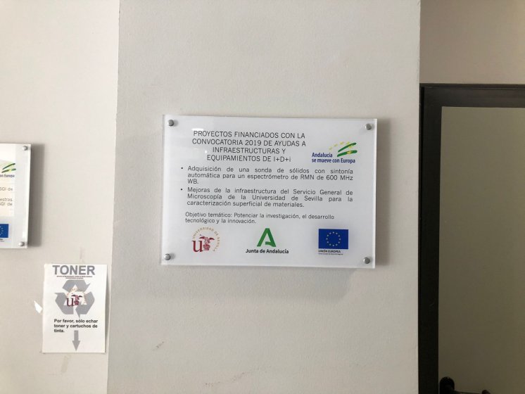 Rótulo en placa de metacrilato rotulada a la inversa. Fondos Feder para la Universidad de Sevilla.