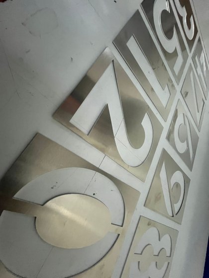 Rótulo plantilla en aluminio para Reepoxa Sevilla.