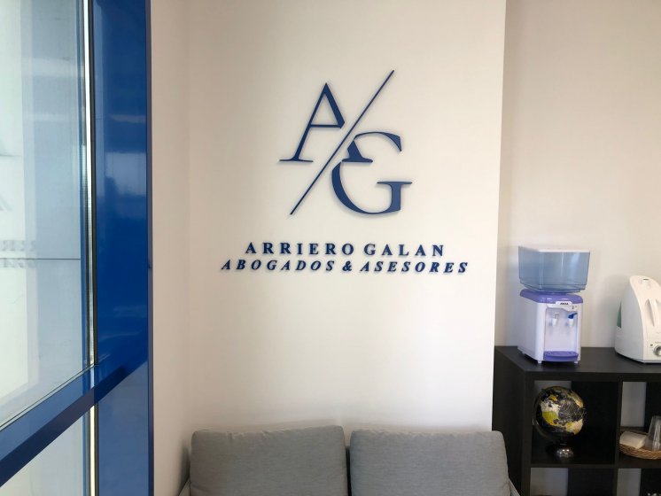 Rótulo en pvc lacado para decoración de interior. Abogado pedro Arriero en Sevilla.