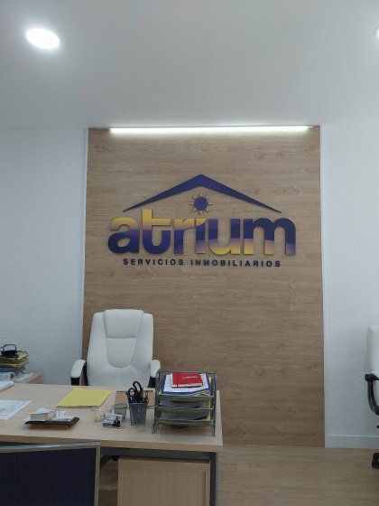 Rótulo en pvc lacado para decoración de interior. Inmobiliaria Atrium en Sevilla.