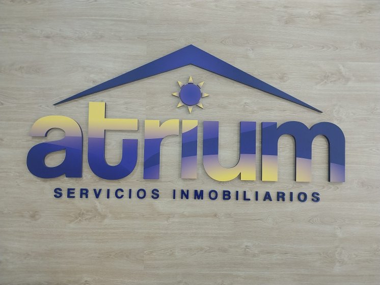 Rótulo en pvc lacado para decoración de interior. Inmobiliaria Atrium en Sevilla.