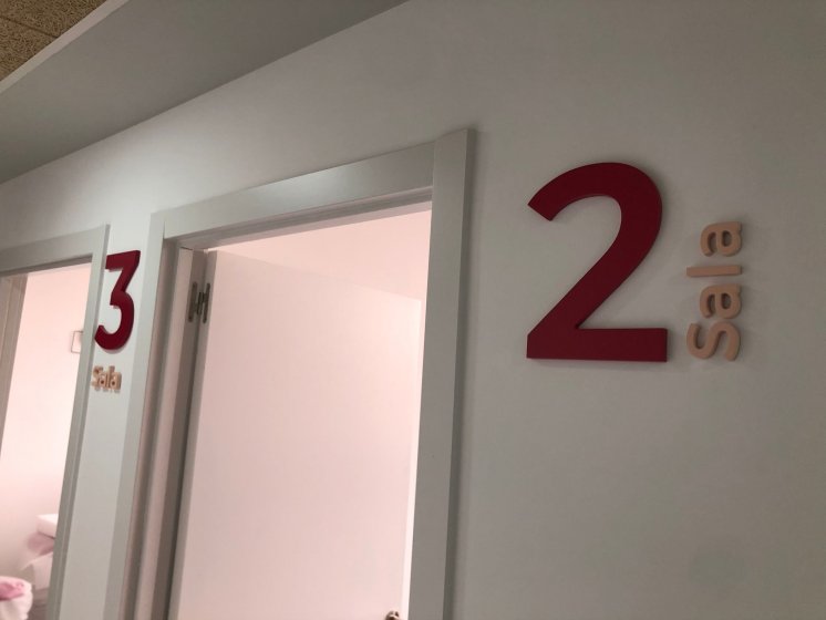 R&oacute;tulos se&ntilde;al&eacute;tica para Cl&iacute;nica Cyklos P&eacute;lvico en Sevilla.