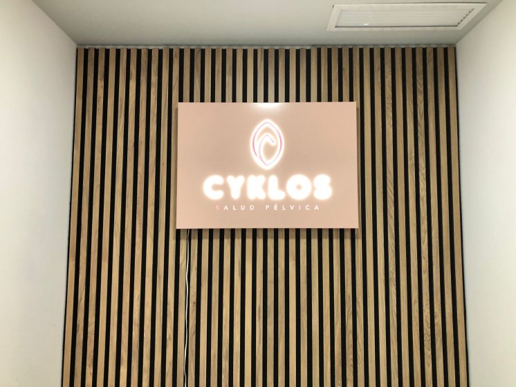 Rótulos señalética para Clínica Cyklos Pélvico en Sevilla.