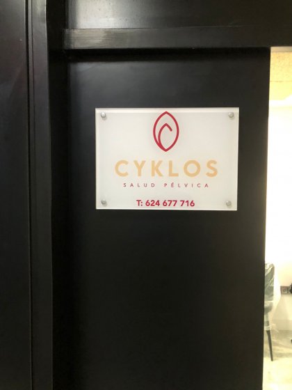 R&oacute;tulos se&ntilde;al&eacute;tica para Cl&iacute;nica Cyklos P&eacute;lvico en Sevilla.