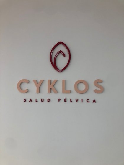 Rótulos señalética para Clínica Cyklos Pélvico en Sevilla.