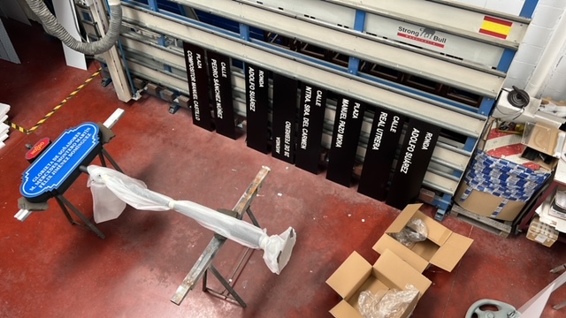 Se&ntilde;ales en hierro fundido y forja para el Ayuntamiento de Sevilla.