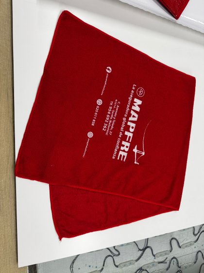 Toalla microfibra en serigraf&iacute;a para Mapfre Bellavista en Sevilla.