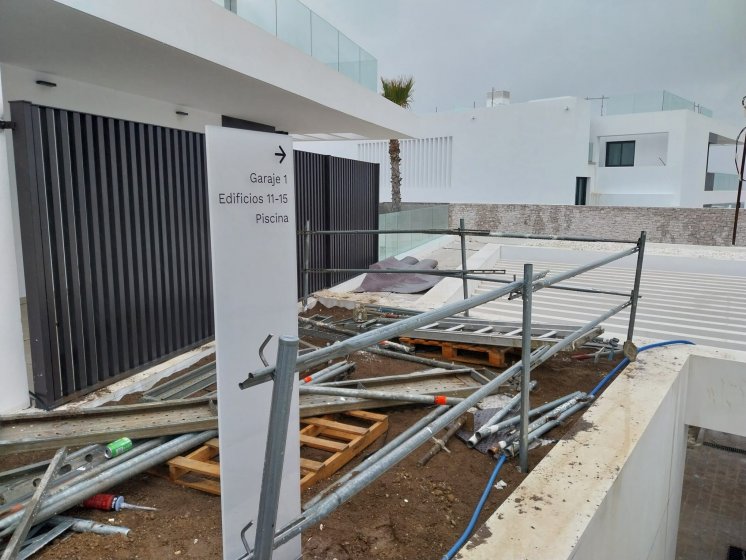 T&oacute;tem en metacrilato y z&oacute;calo de acero inoxidable con textos rotulados para Constructora Bonifacio Solis en M&aacute;laga.